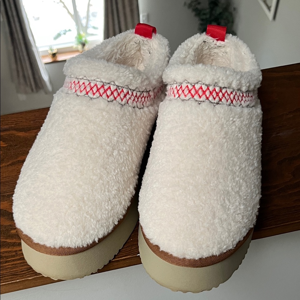 Amazon Women's Cream and Red Ankle Booties shortie slippers